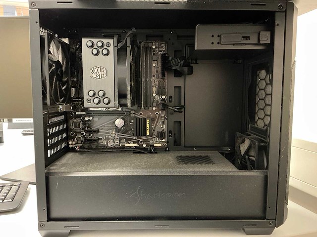 Sharkoon v100 desktop met monitor - afbeelding 6 van  7