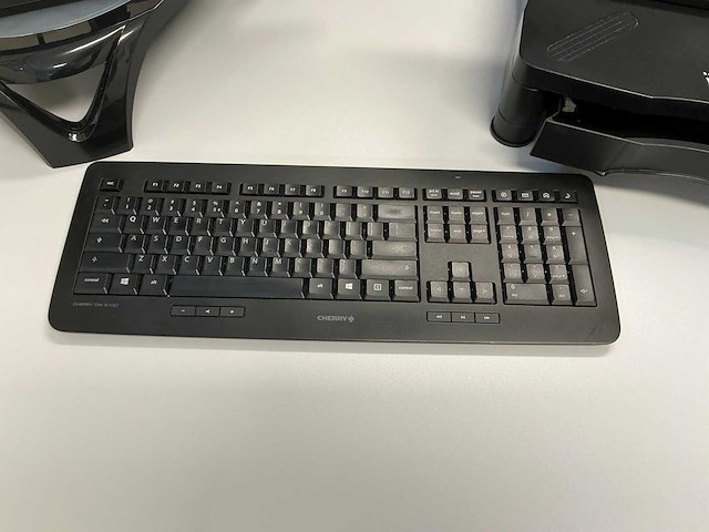 Sharkoon v100 desktop met monitor - afbeelding 3 van  7