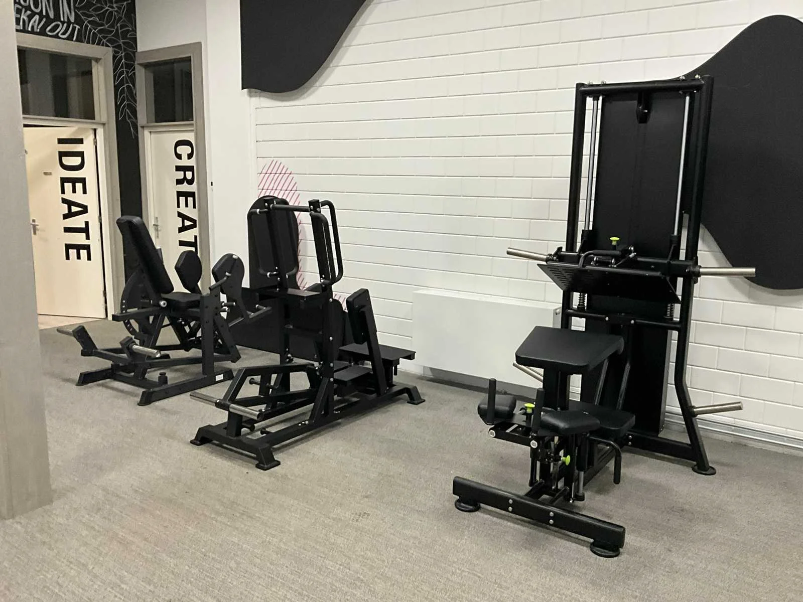 Sharky's gym professionele fitnessapparatuur