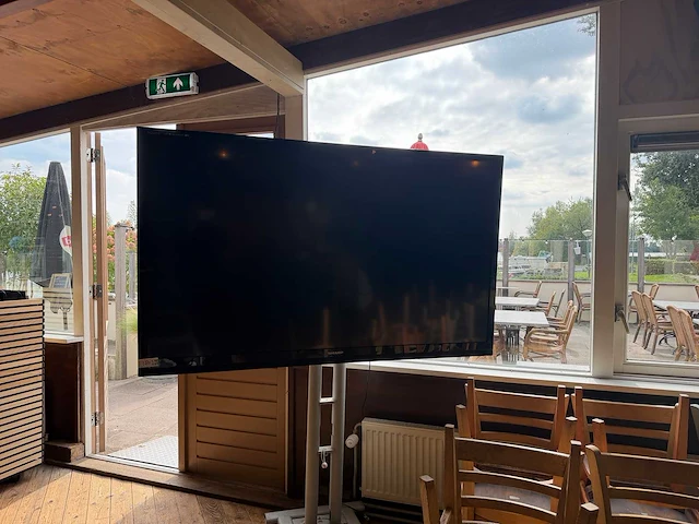 Sharp - lc-70le835e - 70 inch beeldscherm op verrijdbare standaard - afbeelding 2 van  7