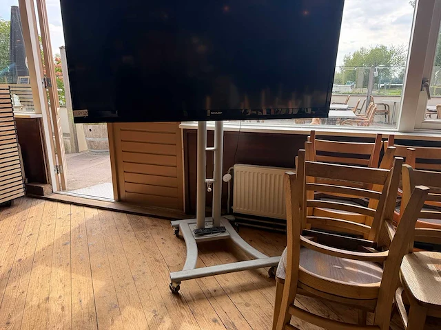 Sharp - lc-70le835e - 70 inch beeldscherm op verrijdbare standaard - afbeelding 3 van  7