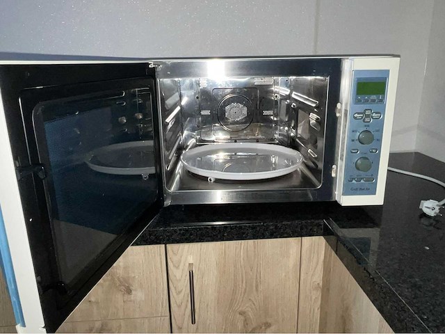 Sharp r-933(w)s magnetrons & ovens - afbeelding 2 van  5