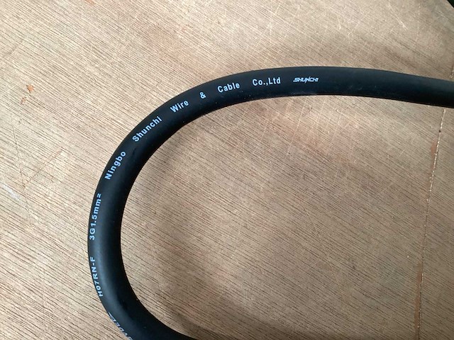 Shi stekkerdoos 5 voudig spatwaterdicht met schakelaar (48x) - afbeelding 4 van  7