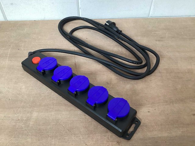 Shi stekkerdoos 5 voudig spatwaterdicht met schakelaar (56x) - afbeelding 1 van  7