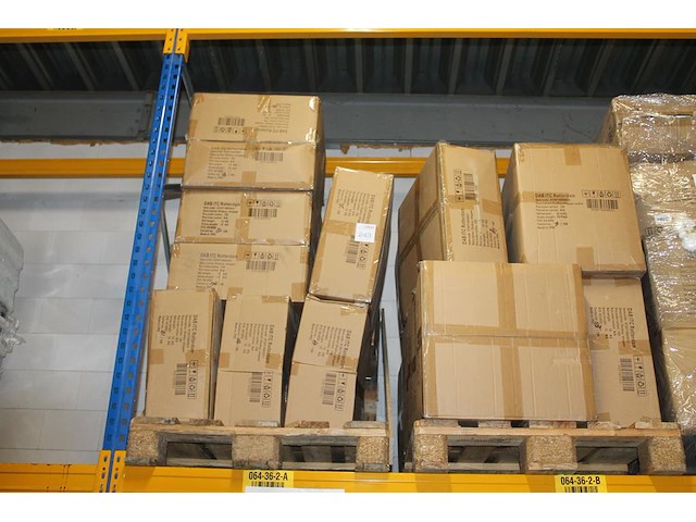 Shoppers doabuy op 2 pallets. ca. 2500 stuks in 25 dozen. - afbeelding 1 van  3