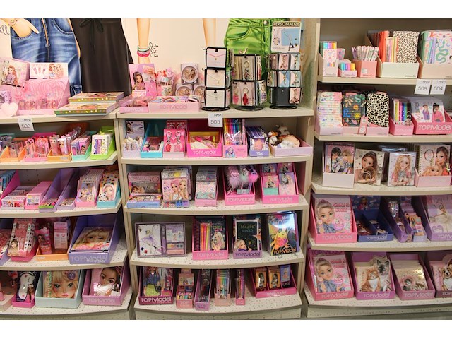 Showkast topmodel w.o. dagboeken, schrijfgerei, bijouterie, glow in the dark etc. - afbeelding 1 van  4