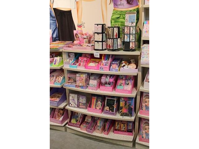 Showkast topmodel w.o. dagboeken, schrijfgerei, bijouterie, glow in the dark etc. - afbeelding 2 van  4