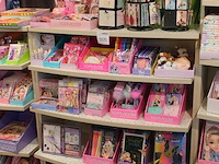Showkast topmodel w.o. dagboeken, schrijfgerei, bijouterie, glow in the dark etc. - afbeelding 2 van  4