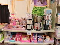 Showkast topmodel w.o. dagboeken, schrijfgerei, bijouterie, glow in the dark etc. - afbeelding 3 van  4
