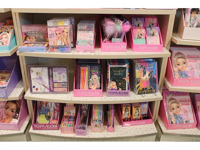 Showkast topmodel w.o. dagboeken, schrijfgerei, bijouterie, glow in the dark etc. - afbeelding 4 van  4