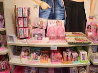 Showkast topmodel w.o. dagboeken, schrijfgerei, bijouterie, lipgloss, handcreme gezichtsmaskers, nagels etc. - afbeelding 3 van  4