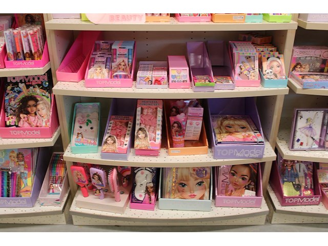 Showkast topmodel w.o. dagboeken, schrijfgerei, bijouterie, lipgloss, handcreme gezichtsmaskers, nagels etc. - afbeelding 4 van  4