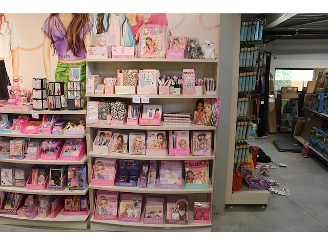 Showkast topmodel w.o. dagboeken, schrijfgerei, juwelenkistjes, rugzak etc. - afbeelding 1 van  4