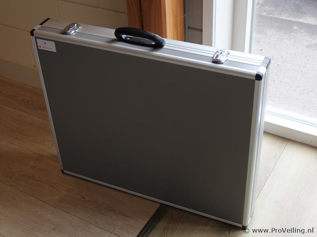 Showkoffer met vloermonster - afbeelding 2 van  3