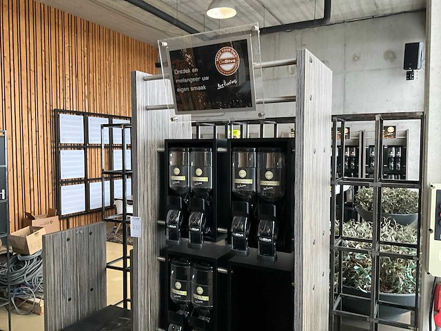 Showroom - winkel presentatie en koffie meubel (2x) - afbeelding 3 van  8