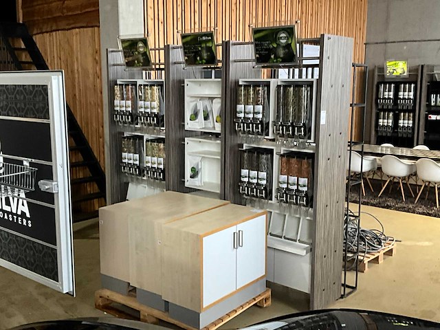 Showroom - winkel presentatie meubel (3x) - afbeelding 6 van  13