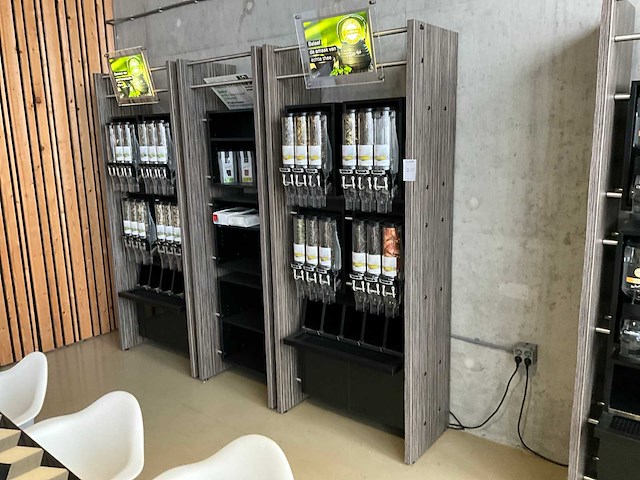 Showroom - winkel presentatie meubel (3x) - afbeelding 6 van  13