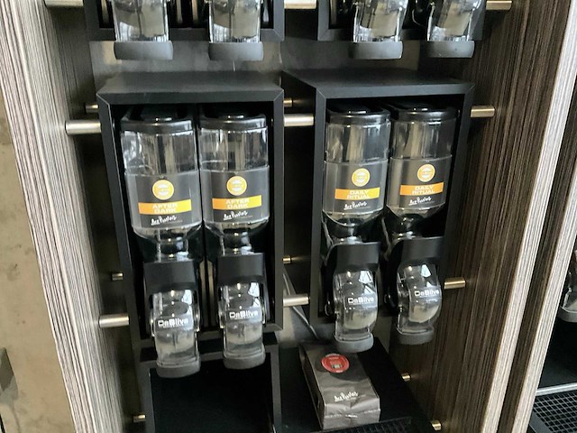 Showroom - winkel presentatie meubel (3x) - afbeelding 12 van  16