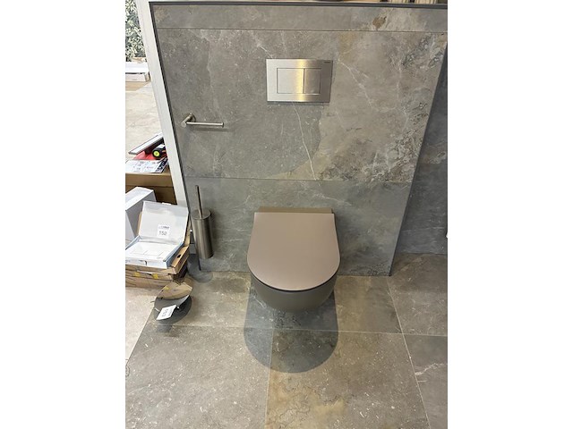 Showroom badkamer opstelling met bad, badmeubel, wandclosetpot, designradiator en douche - afbeelding 2 van  9