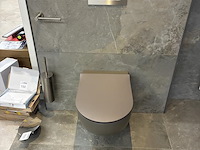 Showroom badkamer opstelling met bad, badmeubel, wandclosetpot, designradiator en douche - afbeelding 2 van  9