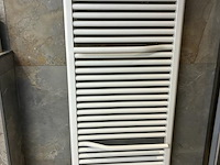 Showroom badkamer opstelling met bad, badmeubel, wandclosetpot, designradiator en douche - afbeelding 3 van  9