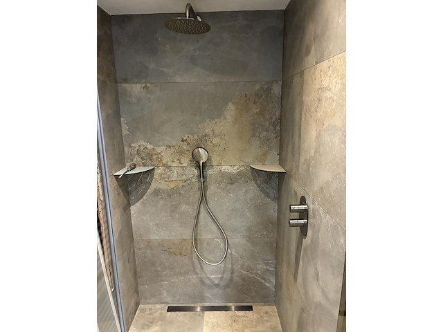 Showroom badkamer opstelling met bad, badmeubel, wandclosetpot, designradiator en douche - afbeelding 4 van  9
