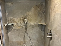 Showroom badkamer opstelling met bad, badmeubel, wandclosetpot, designradiator en douche - afbeelding 4 van  9
