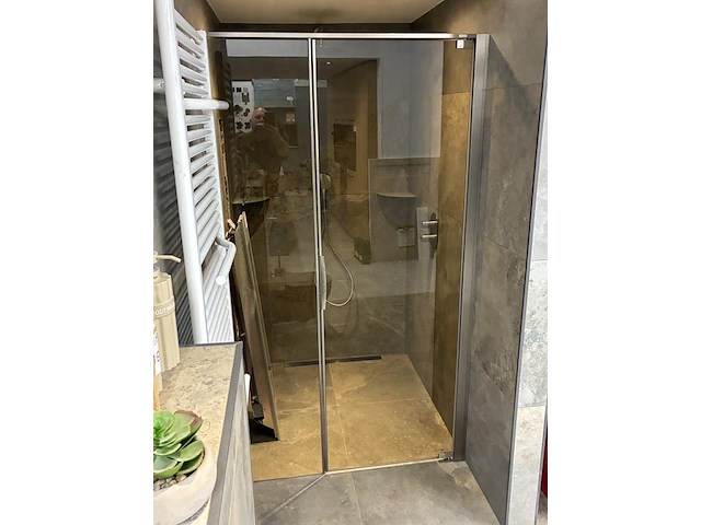 Showroom badkamer opstelling met bad, badmeubel, wandclosetpot, designradiator en douche - afbeelding 5 van  9