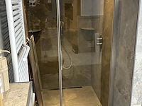 Showroom badkamer opstelling met bad, badmeubel, wandclosetpot, designradiator en douche - afbeelding 5 van  9