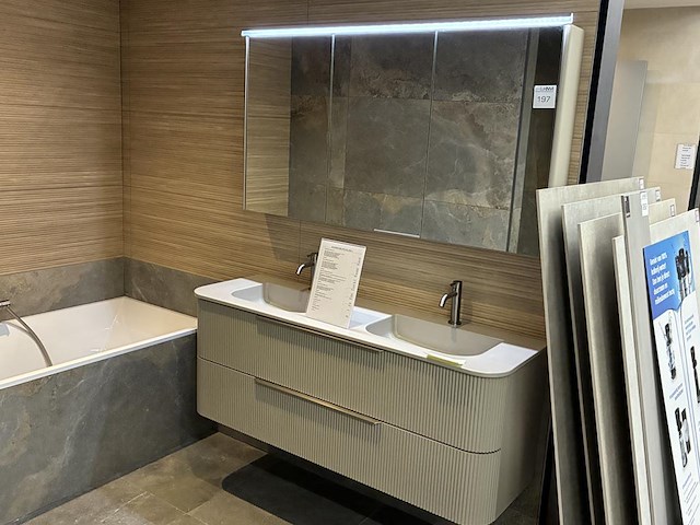 Showroom badkamer opstelling met bad, badmeubel, wandclosetpot, designradiator en douche - afbeelding 6 van  9