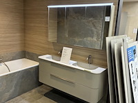 Showroom badkamer opstelling met bad, badmeubel, wandclosetpot, designradiator en douche - afbeelding 6 van  9