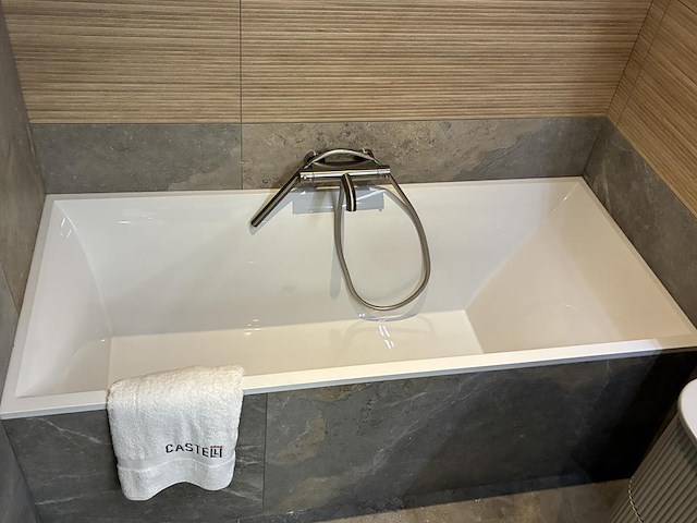 Showroom badkamer opstelling met bad, badmeubel, wandclosetpot, designradiator en douche - afbeelding 7 van  9