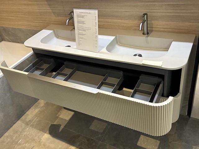 Showroom badkamer opstelling met bad, badmeubel, wandclosetpot, designradiator en douche - afbeelding 8 van  9