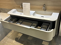 Showroom badkamer opstelling met bad, badmeubel, wandclosetpot, designradiator en douche - afbeelding 8 van  9