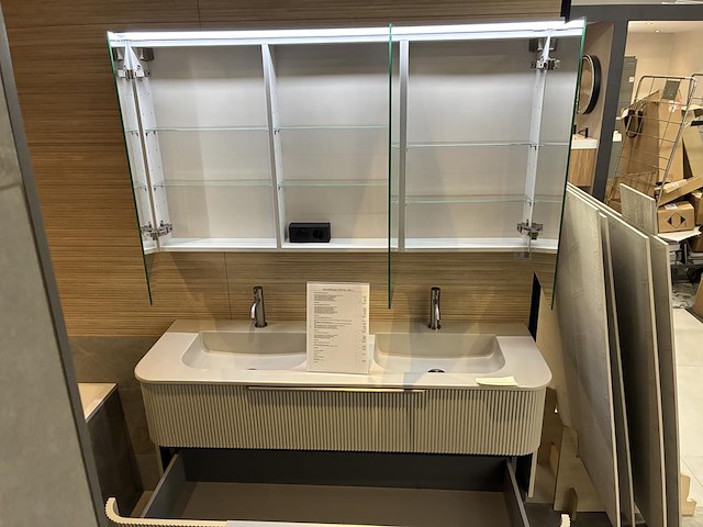 Showroom badkamer opstelling met bad, badmeubel, wandclosetpot, designradiator en douche - afbeelding 9 van  9