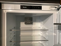 Showroom cucinesse italiaans evolve zandbeige lak en houtlook hoge kasten - afbeelding 2 van  31