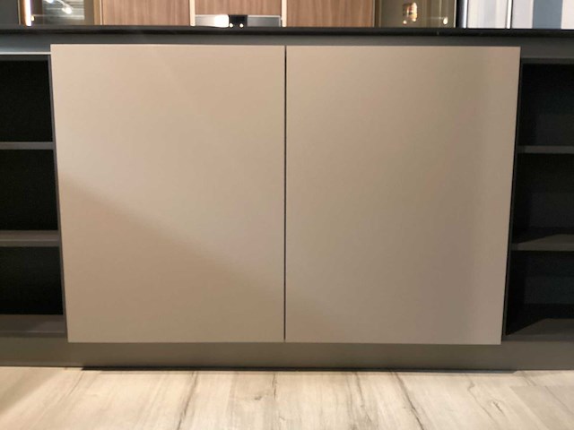 Showroom cucinesse italiaans evolve zandbeige lak en houtlook hoge kasten - afbeelding 6 van  31