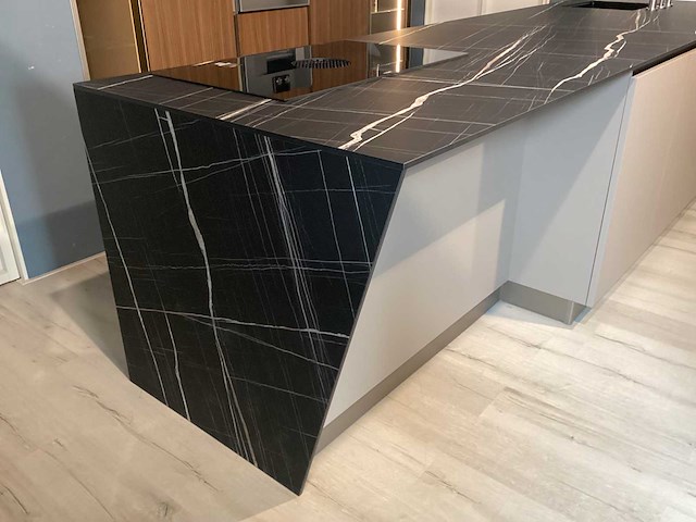 Showroom cucinesse italiaans evolve zandbeige lak en houtlook hoge kasten - afbeelding 7 van  31