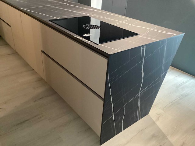 Showroom cucinesse italiaans evolve zandbeige lak en houtlook hoge kasten - afbeelding 8 van  31