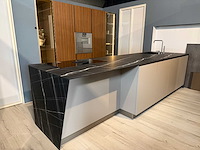 Showroom cucinesse italiaans evolve zandbeige lak en houtlook hoge kasten - afbeelding 1 van  31