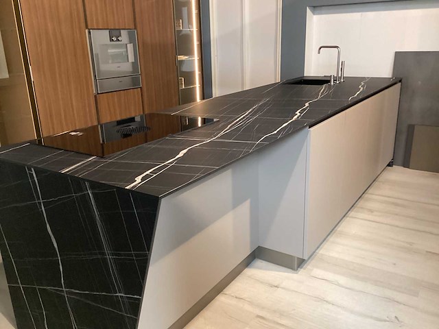 Showroom cucinesse italiaans evolve zandbeige lak en houtlook hoge kasten - afbeelding 12 van  31