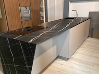 Showroom cucinesse italiaans evolve zandbeige lak en houtlook hoge kasten - afbeelding 12 van  31