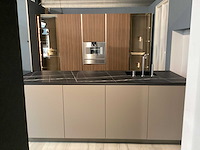 Showroom cucinesse italiaans evolve zandbeige lak en houtlook hoge kasten - afbeelding 26 van  31