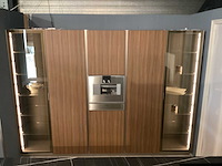 Showroom cucinesse italiaans evolve zandbeige lak en houtlook hoge kasten - afbeelding 28 van  31