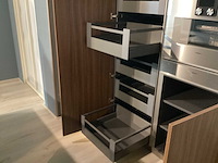 Showroom cucinesse italiaans evolve zandbeige lak en houtlook hoge kasten - afbeelding 29 van  31