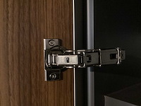 Showroom cucinesse italiaans evolve zandbeige lak en houtlook hoge kasten - afbeelding 30 van  31