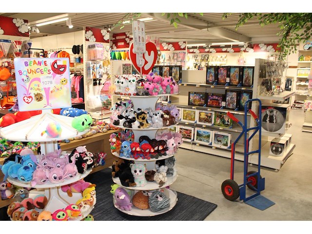Showroomdisplay met ty knuffels in grote diversiteit, ruim 150 stuks. incl. showmeubel. - afbeelding 1 van  3