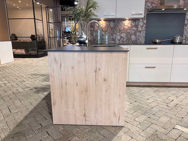 Showroomkeuken met apparatuur - afbeelding 11 van  21