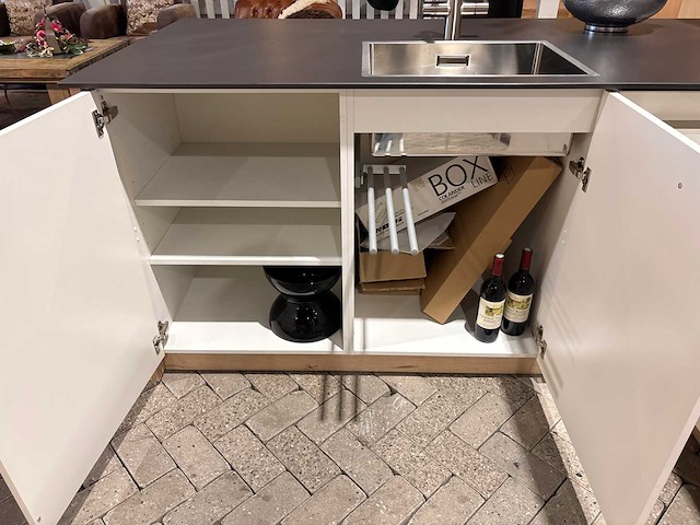 Showroomkeuken met apparatuur - afbeelding 16 van  21