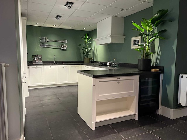 Showroomkeuken met apparatuur - afbeelding 1 van  6